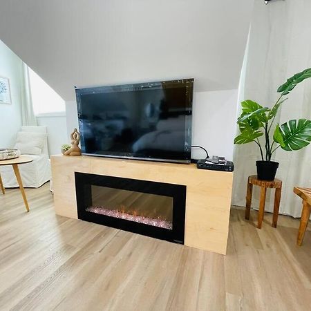 Stylish Cozy One Bedroom Studio With Free Parking Виктория Екстериор снимка