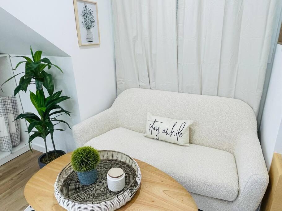 Stylish Cozy One Bedroom Studio With Free Parking Виктория Екстериор снимка