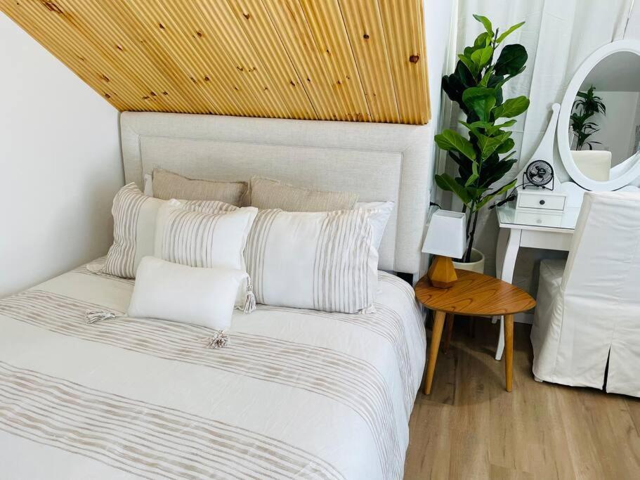Stylish Cozy One Bedroom Studio With Free Parking Виктория Екстериор снимка