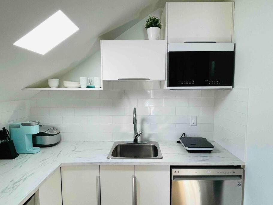 Stylish Cozy One Bedroom Studio With Free Parking Виктория Екстериор снимка
