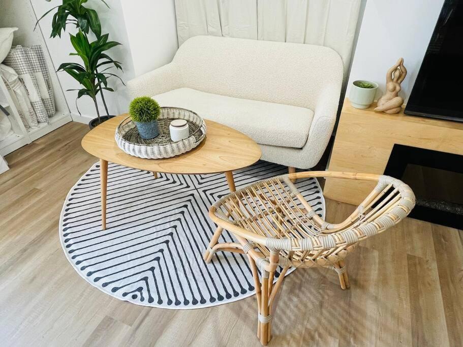 Stylish Cozy One Bedroom Studio With Free Parking Виктория Екстериор снимка