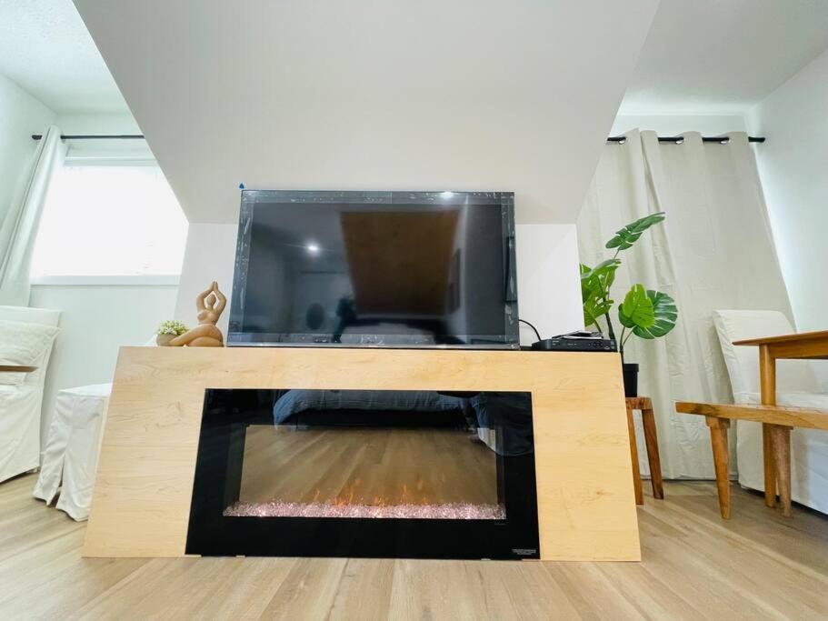 Stylish Cozy One Bedroom Studio With Free Parking Виктория Екстериор снимка