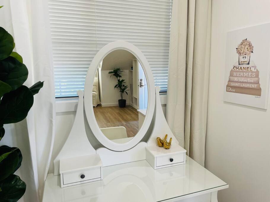 Stylish Cozy One Bedroom Studio With Free Parking Виктория Екстериор снимка