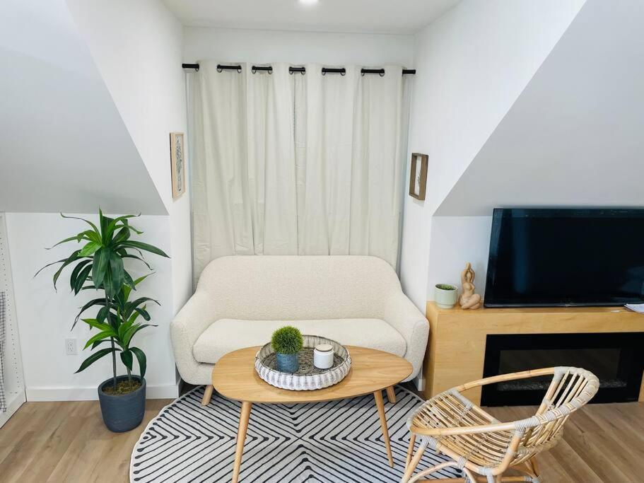 Stylish Cozy One Bedroom Studio With Free Parking Виктория Екстериор снимка