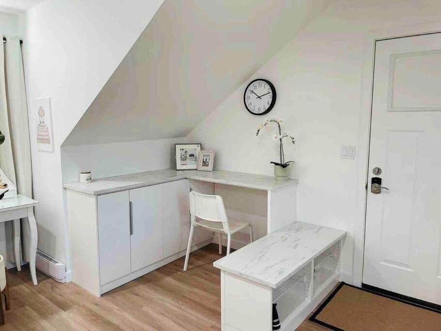 Stylish Cozy One Bedroom Studio With Free Parking Виктория Екстериор снимка